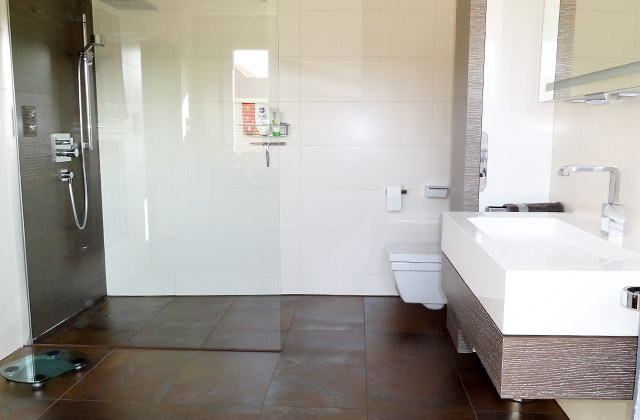 Bad mit großformatigen Wand- und Bodenfliesen (Privat)